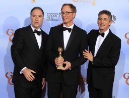 Mejor película drama: The Descendants: celebran su premio los productores Jim Taylor, Jim Burke, y el director Alexander Payne (R)